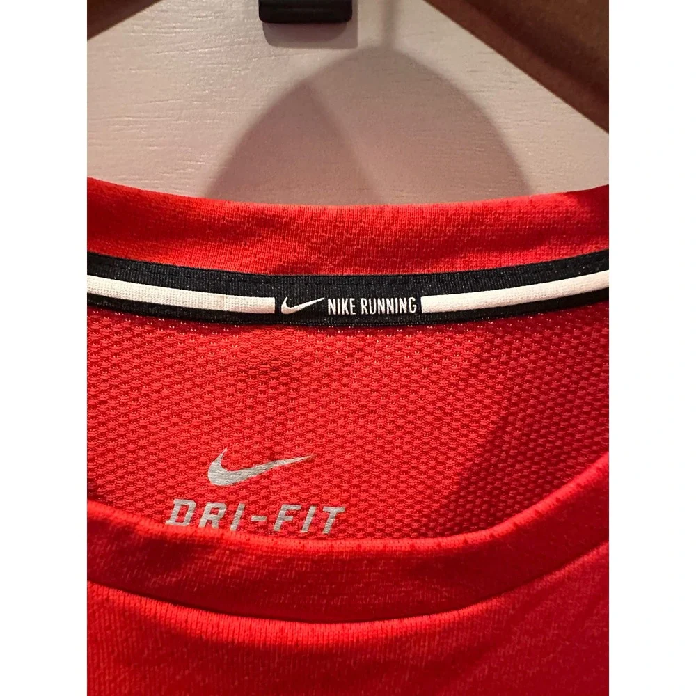 Nike Running Dri-FIT Long Sleeve Shirt Mens Medium Red Crew Neck Reflective Logo